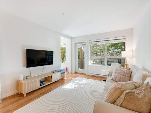 313-1677 Lloyd Avenue, North Vancouver, BC - Indoor Photo Showing Living Room