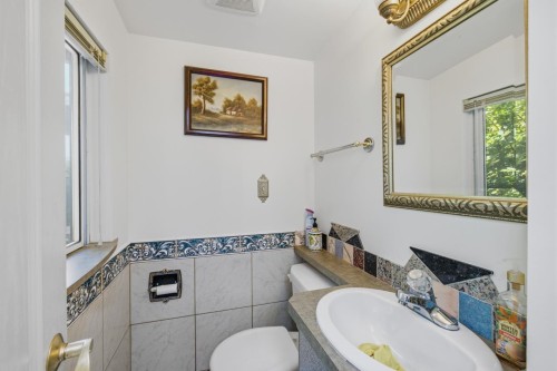 55 King Edward Avenue W, Vancouver, BC - Indoor Photo Showing Bathroom
