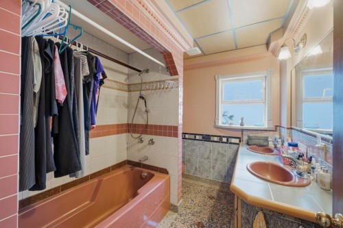 55 King Edward Avenue W, Vancouver, BC - Indoor Photo Showing Bathroom