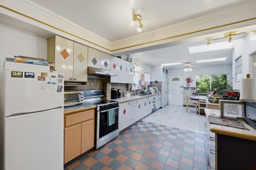 55 King Edward Avenue W, Vancouver, BC - Indoor Photo Showing Kitchen