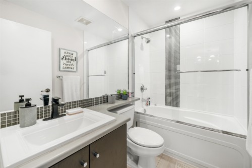 78-728 14Th Street W, North Vancouver, BC - Indoor Photo Showing Bathroom