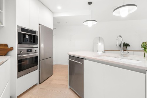 107-2023 Franklin Street, Vancouver, BC - Indoor Photo Showing Kitchen With Upgraded Kitchen
