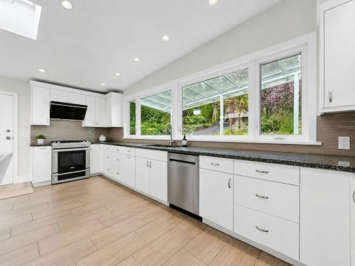 1066 Palmerston Avenue, West Vancouver, BC - Indoor Photo Showing Kitchen