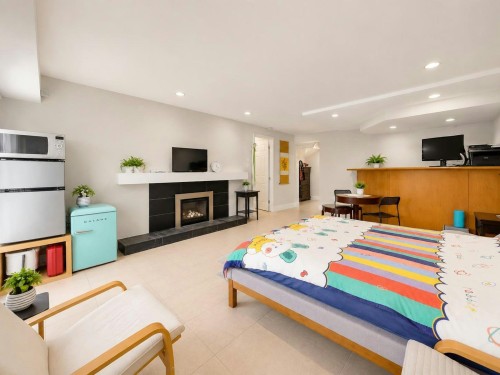 1066 Palmerston Avenue, West Vancouver, BC - Indoor Photo Showing Bedroom With Fireplace