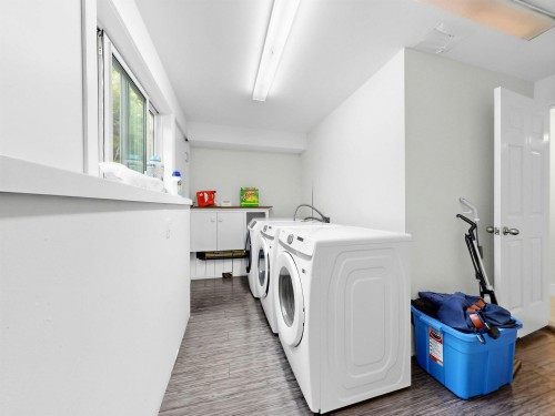 1066 Palmerston Avenue, West Vancouver, BC - Indoor Photo Showing Laundry Room