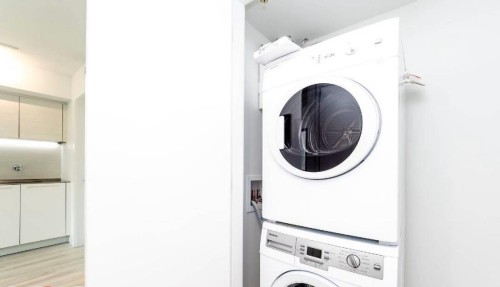 1133 Hornby Street, Vancouver, BC - Indoor Photo Showing Laundry Room