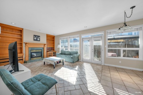 9171 Pauleshin Crescent, Richmond, BC - Indoor Photo Showing Living Room With Fireplace