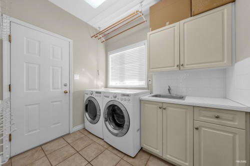 9171 Pauleshin Crescent, Richmond, BC - Indoor Photo Showing Laundry Room