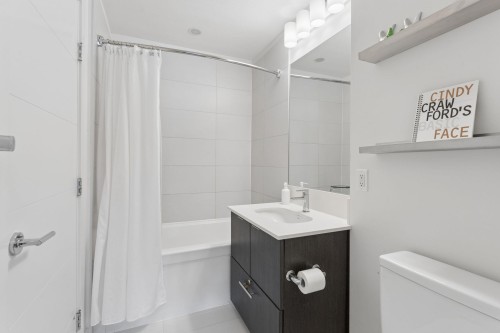 312-733 3Rd Street W, North Vancouver, BC - Indoor Photo Showing Bathroom