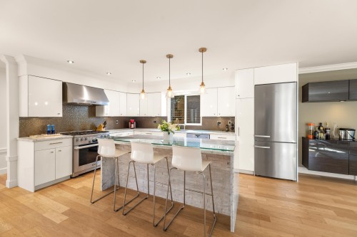 5522 Deerhorn Lane, North Vancouver, BC - Indoor Photo Showing Kitchen With Upgraded Kitchen
