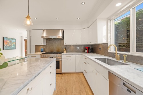 5522 Deerhorn Lane, North Vancouver, BC - Indoor Photo Showing Kitchen