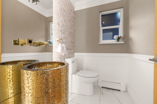 5522 Deerhorn Lane, North Vancouver, BC - Indoor Photo Showing Bathroom