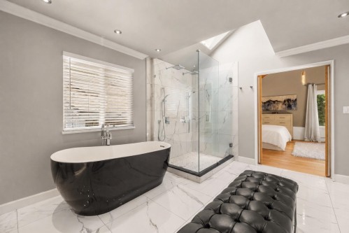 5522 Deerhorn Lane, North Vancouver, BC - Indoor Photo Showing Bathroom