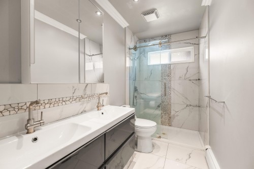 5522 Deerhorn Lane, North Vancouver, BC - Indoor Photo Showing Bathroom