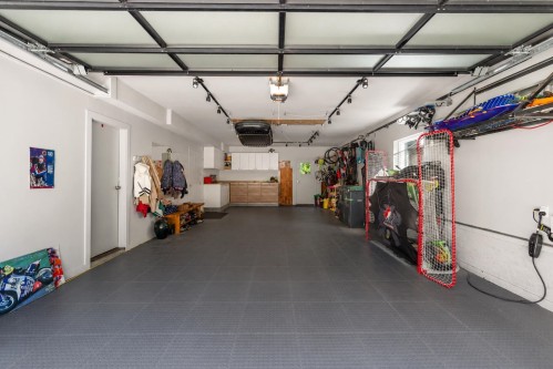 5522 Deerhorn Lane, North Vancouver, BC - Indoor Photo Showing Garage