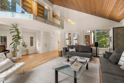 5522 Deerhorn Lane, North Vancouver, BC - Indoor Photo Showing Living Room