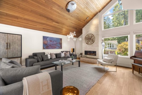 5522 Deerhorn Lane, North Vancouver, BC - Indoor Photo Showing Living Room With Fireplace