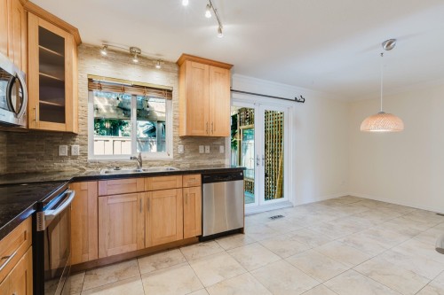 4725 Cedar Tree Lane, Delta, BC - Indoor Photo Showing Kitchen With Double Sink