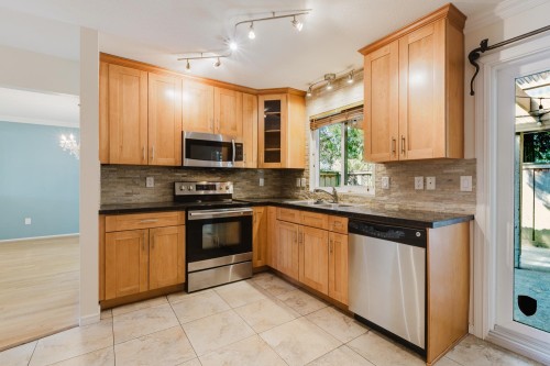 4725 Cedar Tree Lane, Delta, BC - Indoor Photo Showing Kitchen With Double Sink
