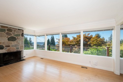 1241 Nepal Crescent, West Vancouver, BC - Indoor Photo Showing Living Room With Fireplace