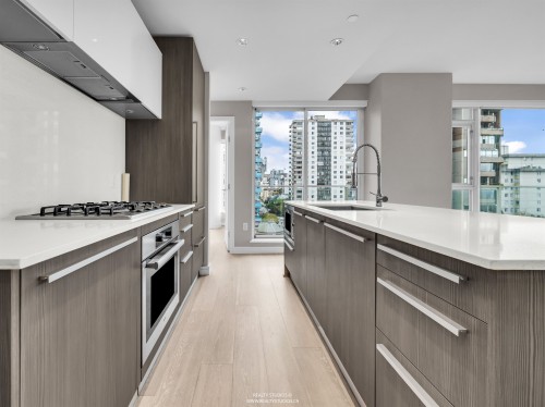 905-1221 Bidwell Street, Vancouver, BC - Indoor Photo Showing Kitchen With Upgraded Kitchen