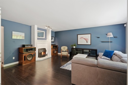 11932 237A Street, Maple Ridge, BC - Indoor Photo Showing Living Room With Fireplace