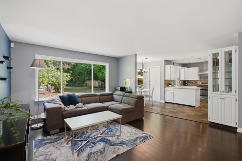 11932 237A Street, Maple Ridge, BC - Indoor Photo Showing Living Room