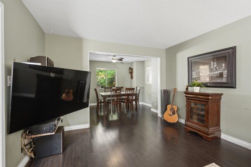 11932 237A Street, Maple Ridge, BC - Indoor Photo Showing Living Room