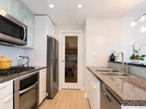 801-980 Cooperage Way, Vancouver, BC - Indoor Photo Showing Kitchen With Double Sink With Upgraded Kitchen
