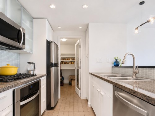 801-980 Cooperage Way, Vancouver, BC - Indoor Photo Showing Kitchen With Double Sink With Upgraded Kitchen