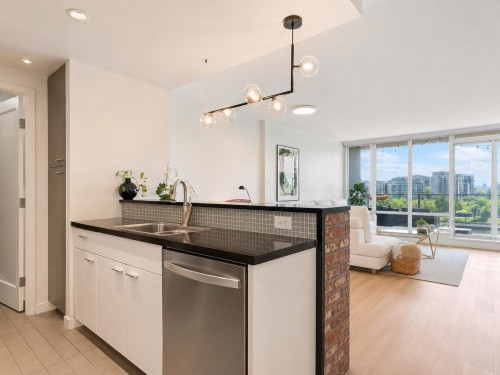 801-980 Cooperage Way, Vancouver, BC - Indoor Photo Showing Kitchen With Double Sink
