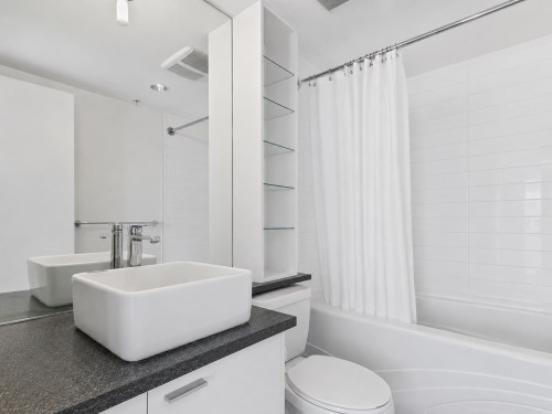 801-980 Cooperage Way, Vancouver, BC - Indoor Photo Showing Bathroom