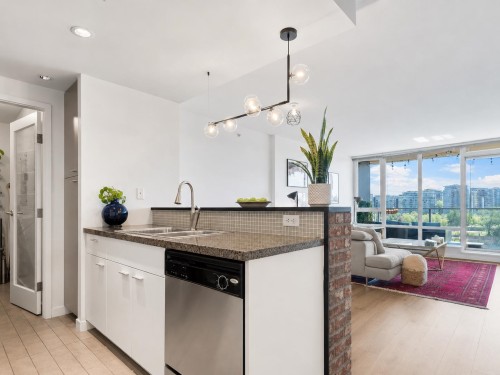 801-980 Cooperage Way, Vancouver, BC - Indoor Photo Showing Kitchen With Double Sink
