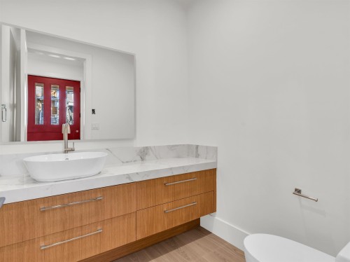 2566 2Nd Avenue W, Vancouver, BC - Indoor Photo Showing Bathroom