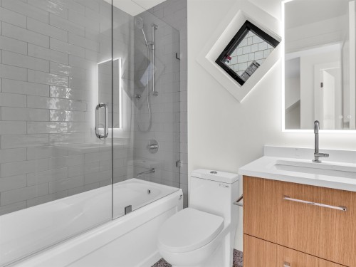 2566 2Nd Avenue W, Vancouver, BC - Indoor Photo Showing Bathroom