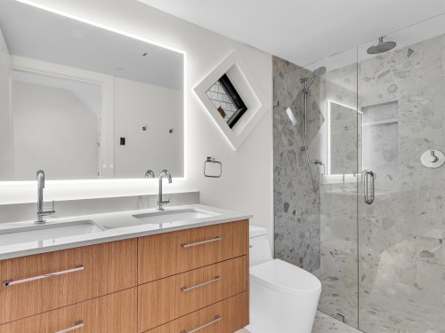 2566 2Nd Avenue W, Vancouver, BC - Indoor Photo Showing Bathroom