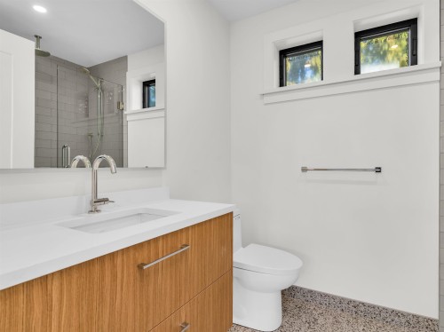 2566 2Nd Avenue W, Vancouver, BC - Indoor Photo Showing Bathroom