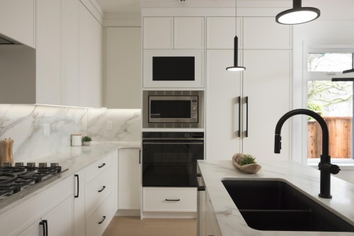 2-419 23Rd Avenue W, Vancouver, BC - Indoor Photo Showing Kitchen With Double Sink