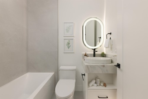 2-419 23Rd Avenue W, Vancouver, BC - Indoor Photo Showing Bathroom