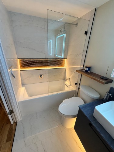 303-441 3Rd Street E, North Vancouver, BC - Indoor Photo Showing Bathroom