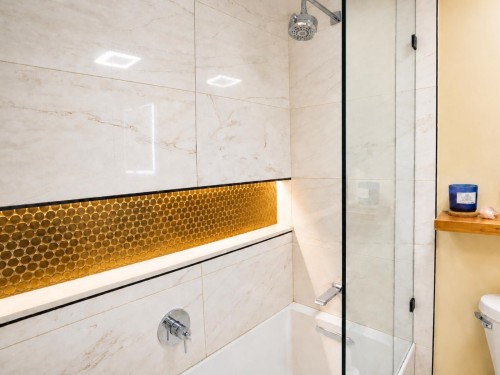303-441 3Rd Street E, North Vancouver, BC - Indoor Photo Showing Bathroom