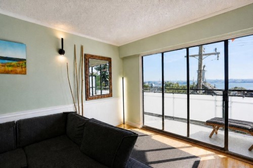 303-441 3Rd Street E, North Vancouver, BC - Indoor Photo Showing Other Room