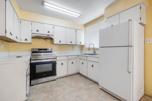 1310 Tina Way, Port Coquitlam, BC - Indoor Photo Showing Kitchen