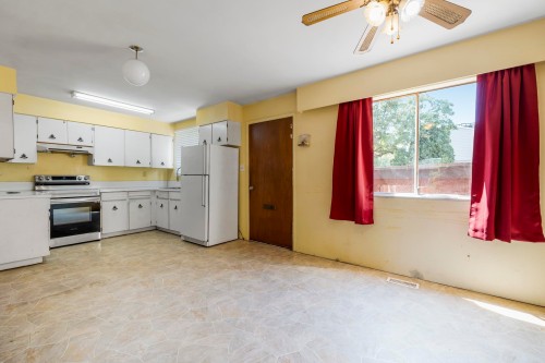 1310 Tina Way, Port Coquitlam, BC - Indoor Photo Showing Kitchen