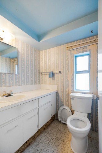 1310 Tina Way, Port Coquitlam, BC - Indoor Photo Showing Bathroom