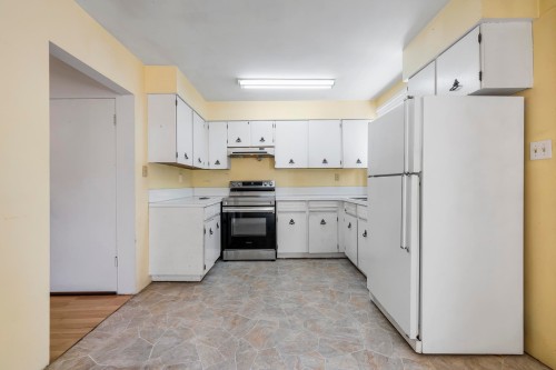 1310 Tina Way, Port Coquitlam, BC - Indoor Photo Showing Kitchen