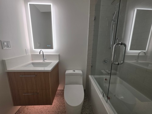2570 2Nd Avenue W, Vancouver, BC - Indoor Photo Showing Bathroom