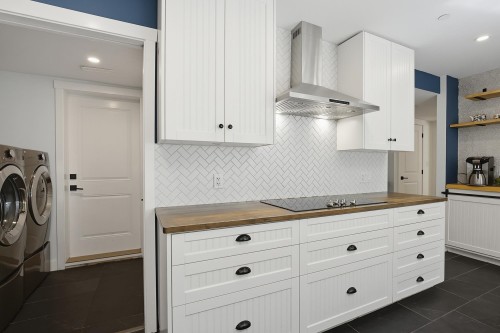 20902 Wicklund Avenue, Maple Ridge, BC - Indoor Photo Showing Laundry Room