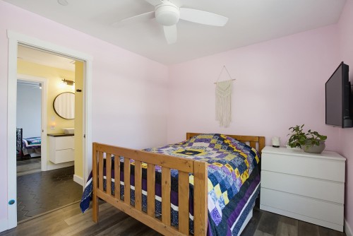 20902 Wicklund Avenue, Maple Ridge, BC - Indoor Photo Showing Bedroom
