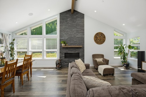 20902 Wicklund Avenue, Maple Ridge, BC - Indoor Photo Showing Living Room With Fireplace